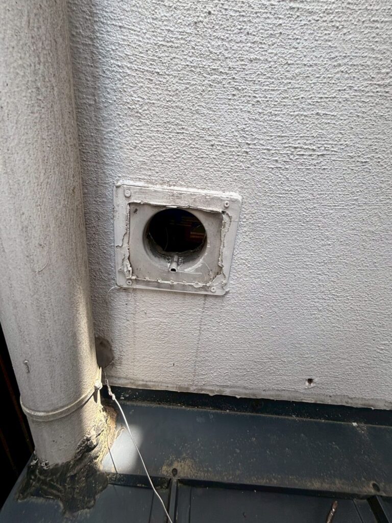 雨漏り原因部ダクト穴修繕 施工前